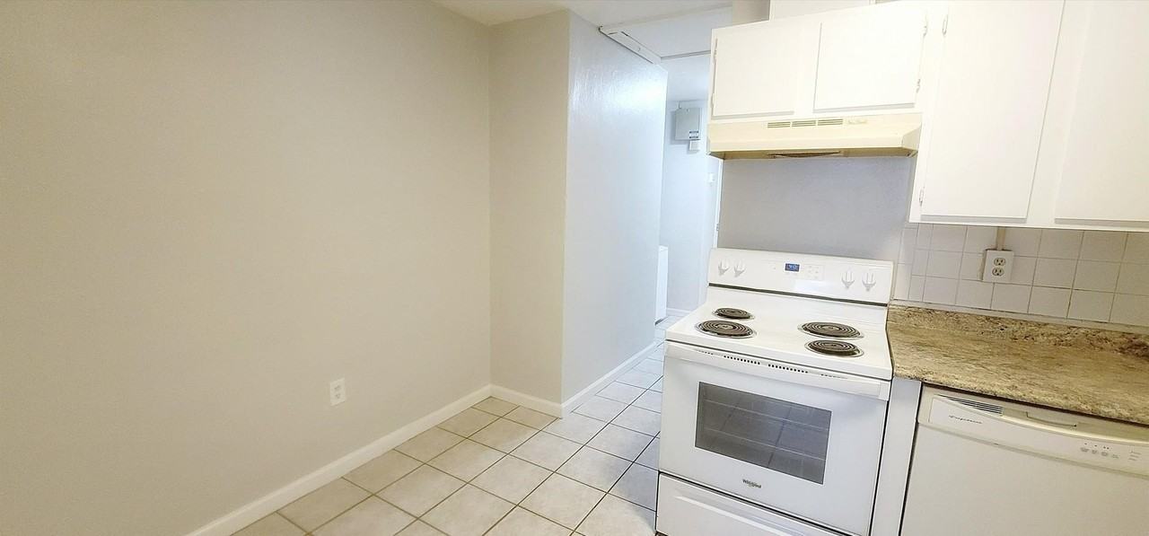 1438 Hudson St #1 - Photo 5 of 17