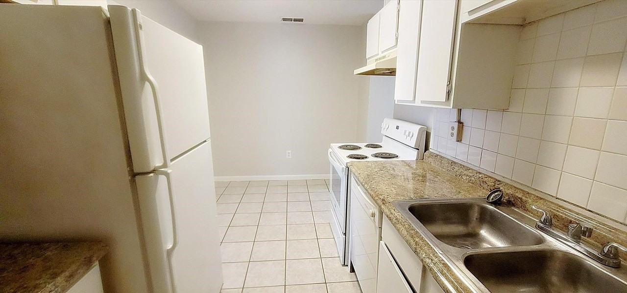 1438 Hudson St #1 - Photo 6 of 17