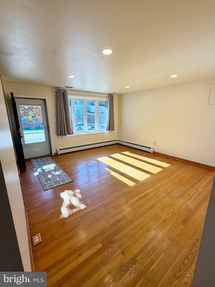 7008 Railway Ave - Photo 3 of 24