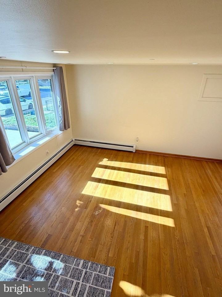 7008 Railway Ave - Photo 4 of 24
