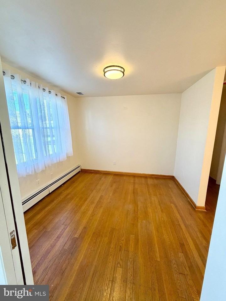 7008 Railway Ave - Photo 5 of 24