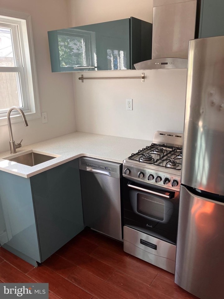 332 Mercy St - Photo 5 of 27