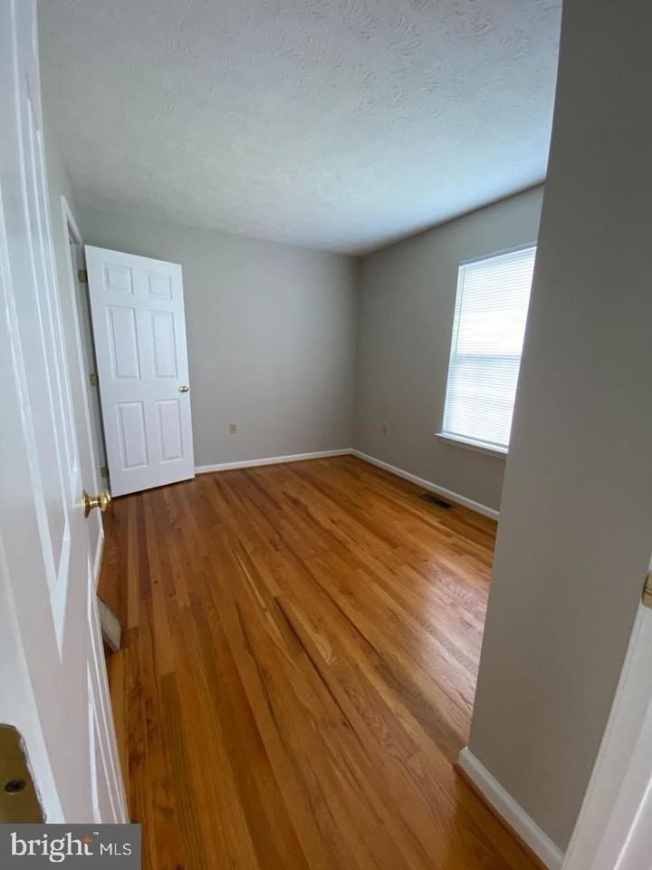 315 Stratford Dr - Photo 5 of 7