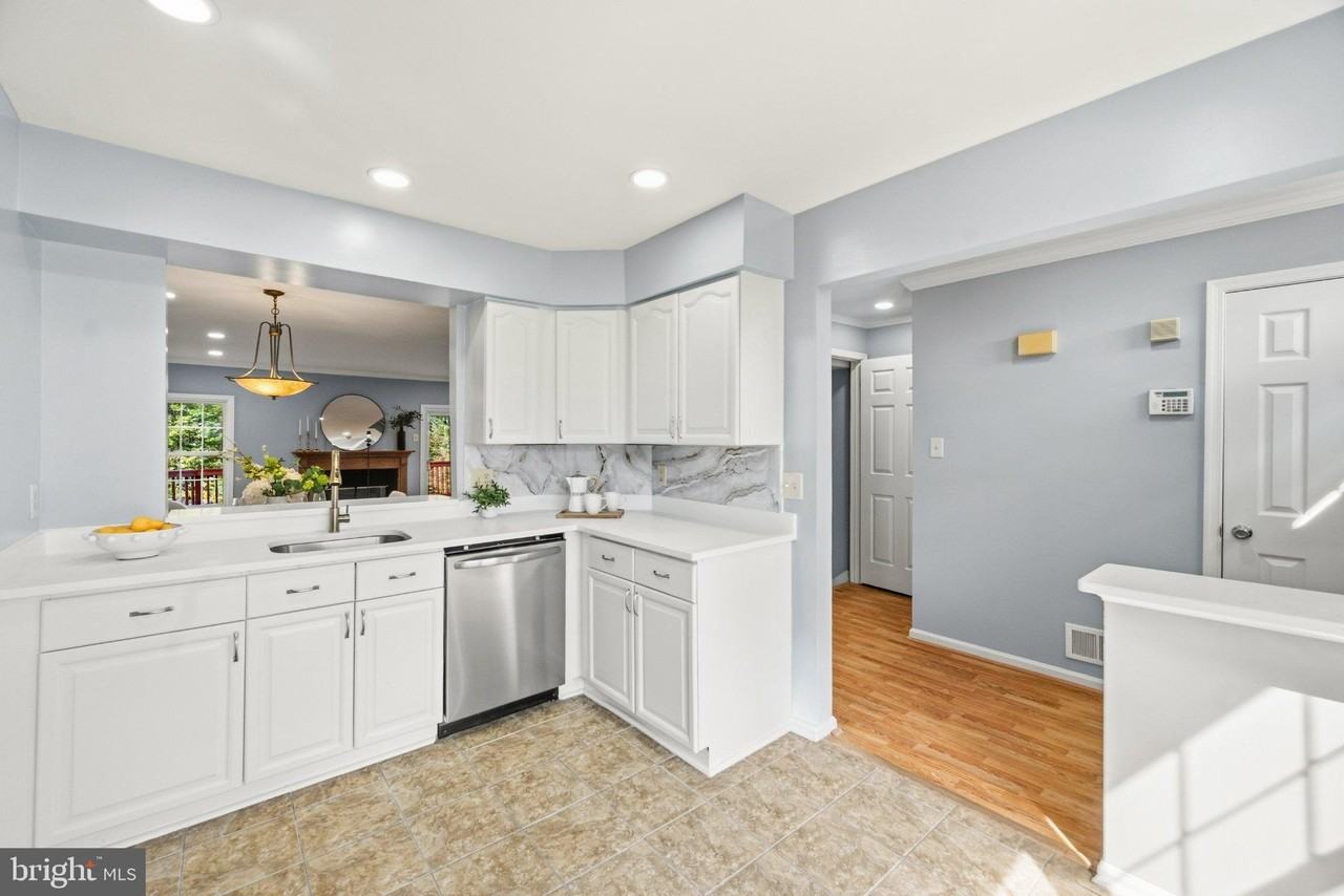 21140 Winding Brook Sq - Photo 3 of 29