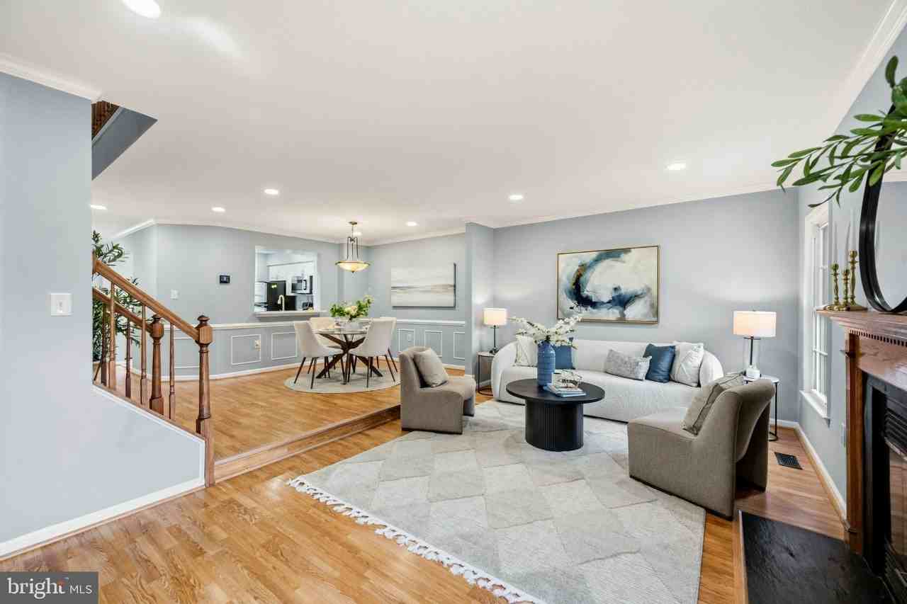 21140 Winding Brook Sq - Photo 4 of 29