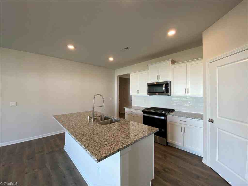 392 Rhett Ave - Photo 4 of 28
