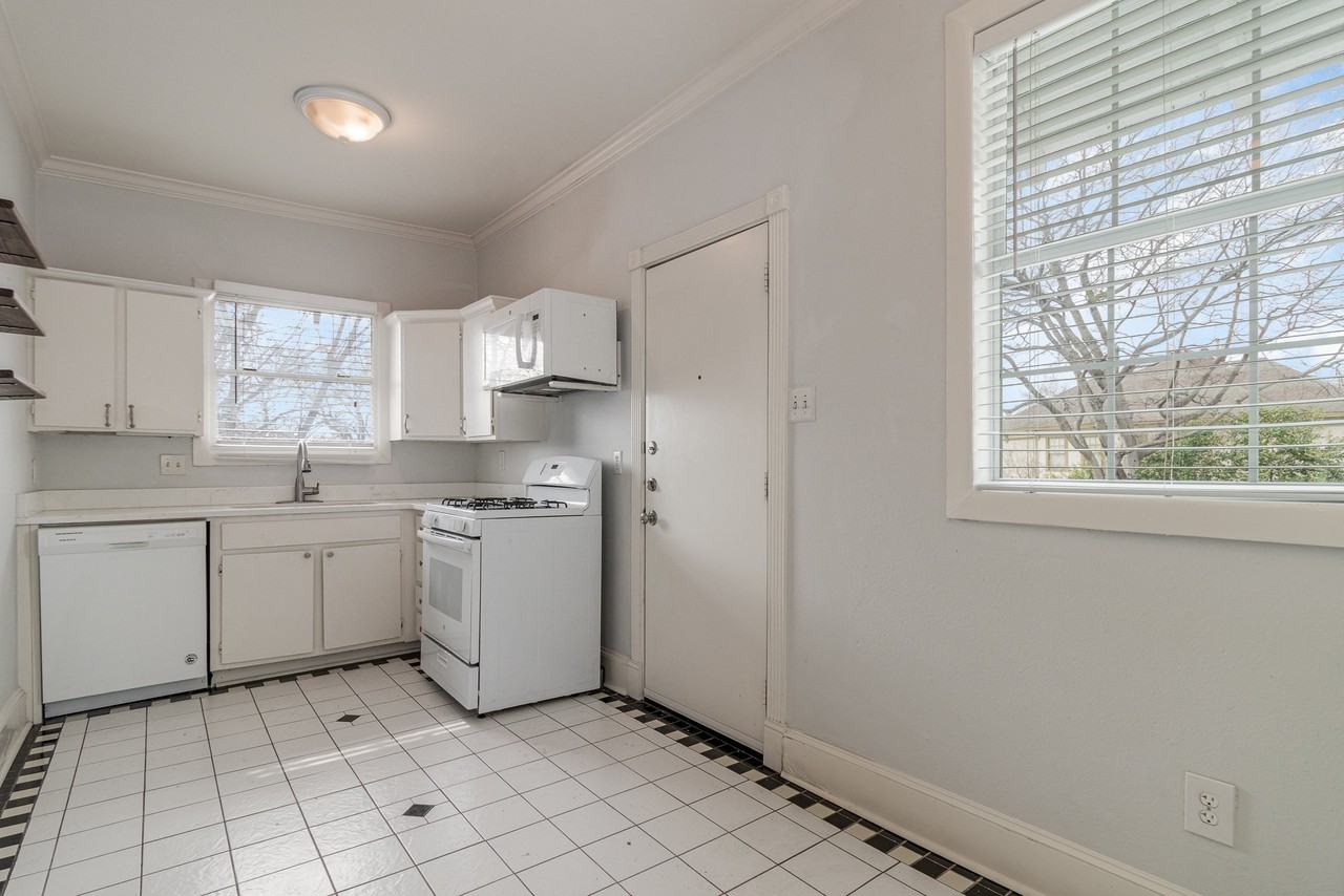4507 Worth St #A - Photo 3 of 14