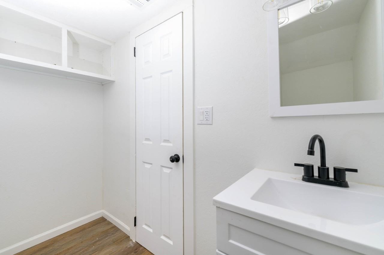 807B S College Ave - Photo 4 of 10