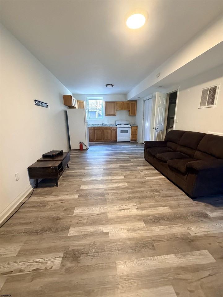 715 Harris Pl - Photo 2 of 6