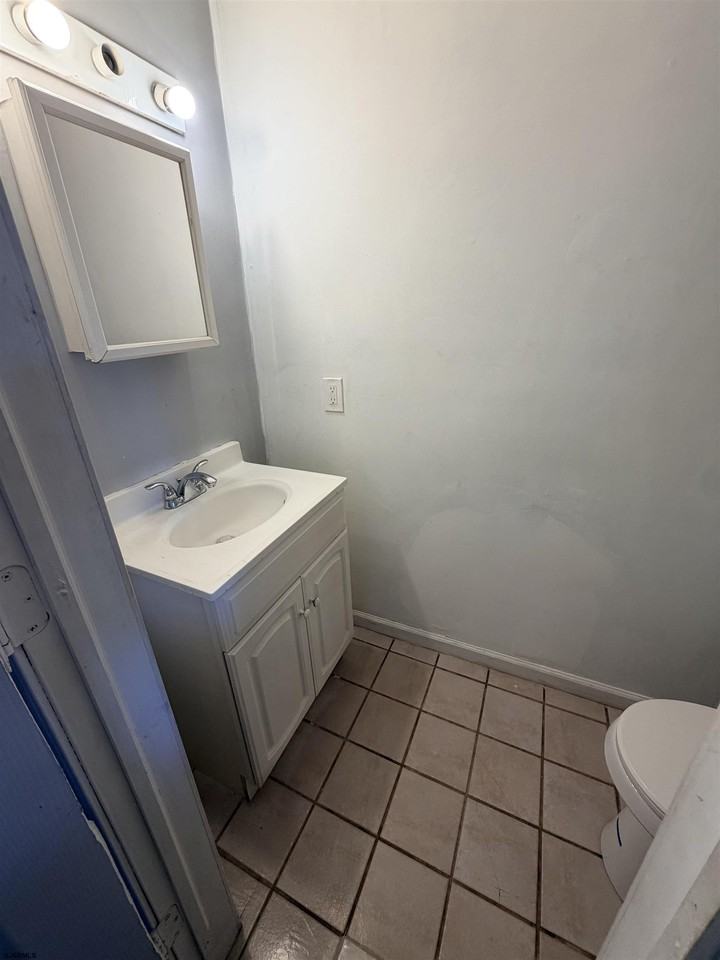 715 Harris Pl - Photo 3 of 6