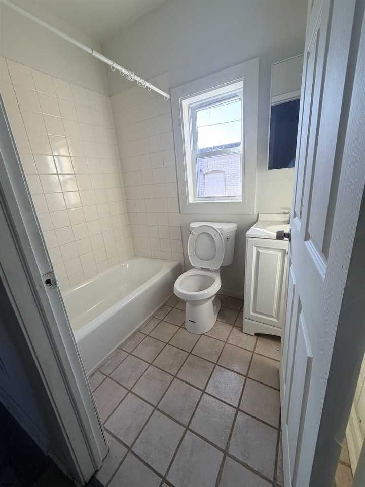 715 Harris Pl - Photo 4 of 6