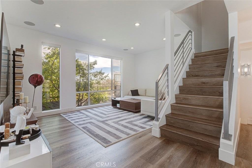 1080 Everett Pl - Photo 4 of 49