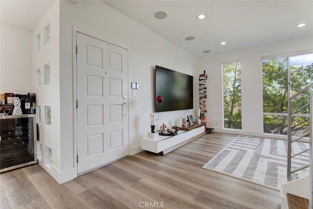 1080 Everett Pl - Photo 5 of 49