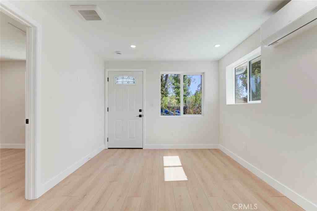 5725 Rhea Ave - Photo 3 of 10