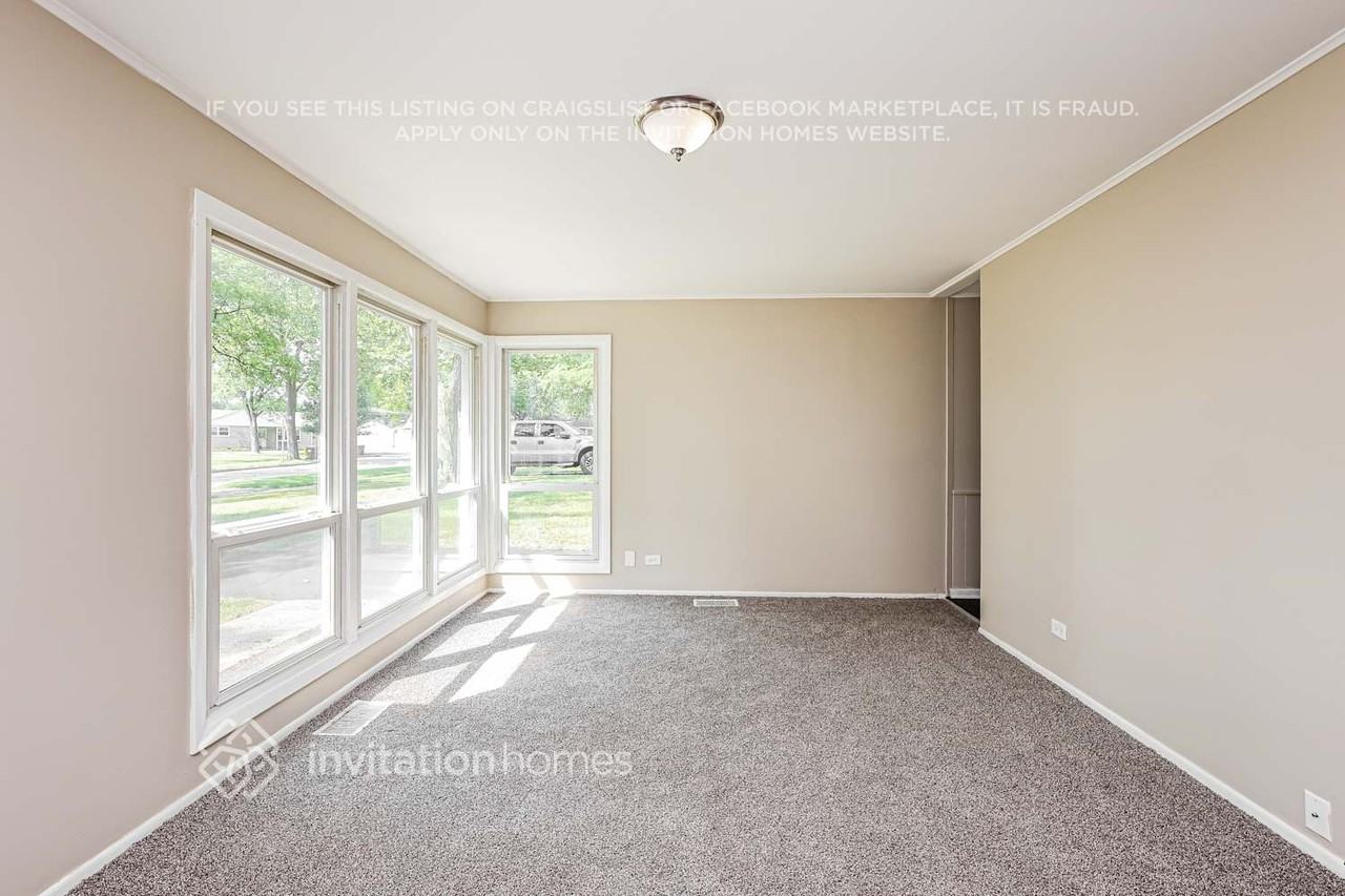 3604 Falcon Ct S - Photo 4 of 17