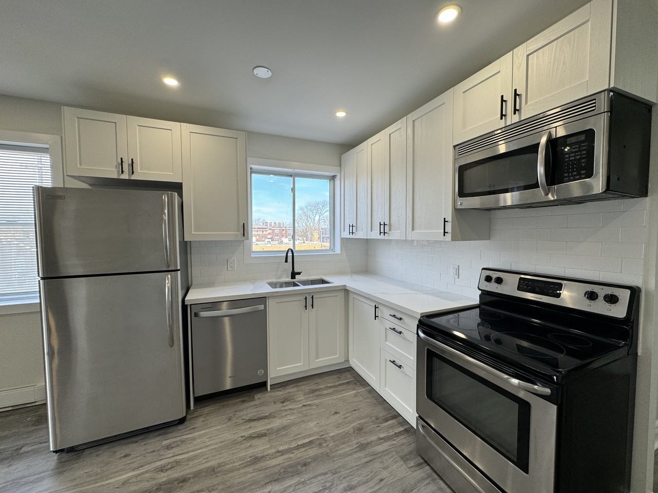 781 Main St East - Photo 3 of 25
