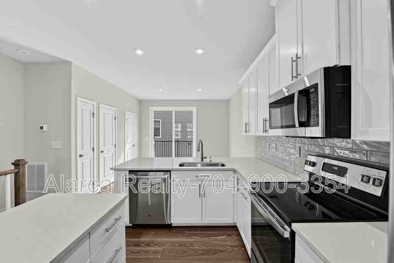 3737 S Tryon St - Photo 3 of 25