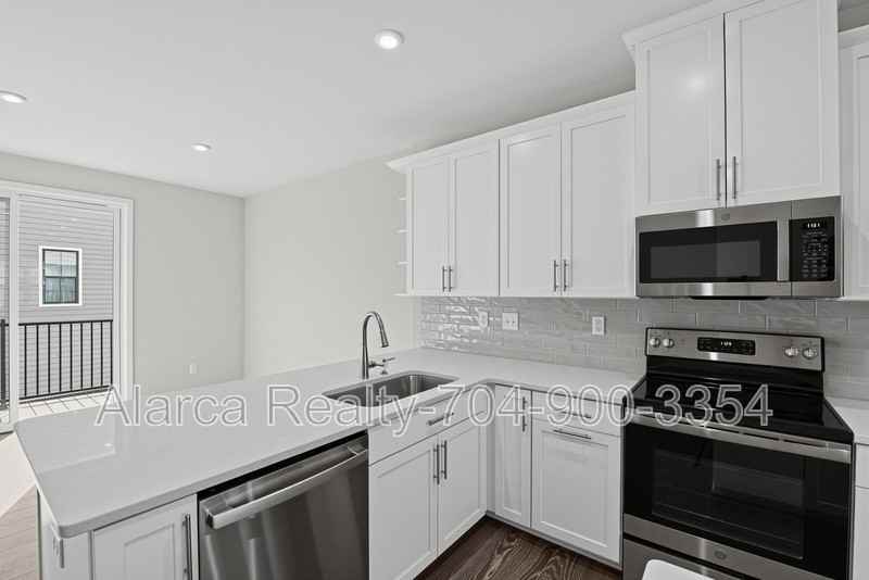3737 S Tryon St - Photo 4 of 25
