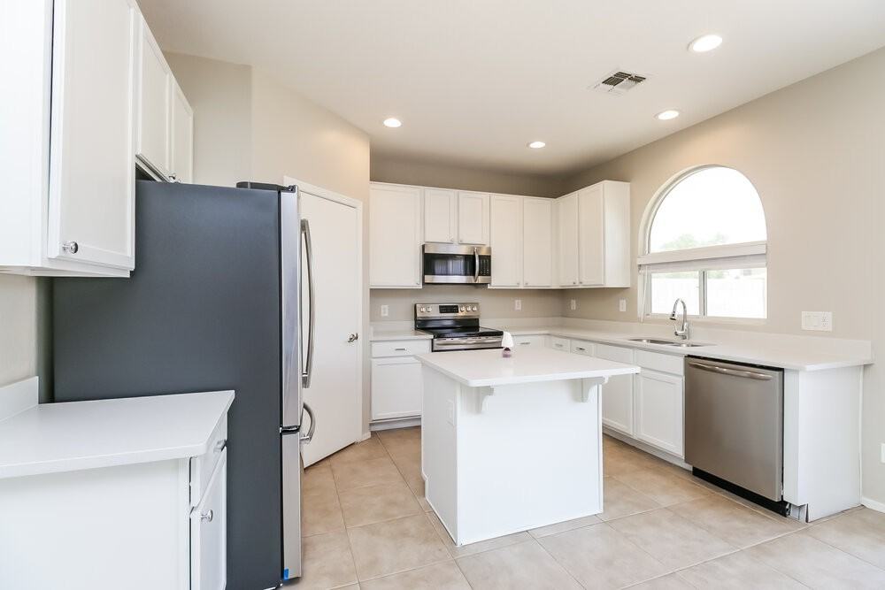 2643 S 89th Ave - Photo 7 of 17