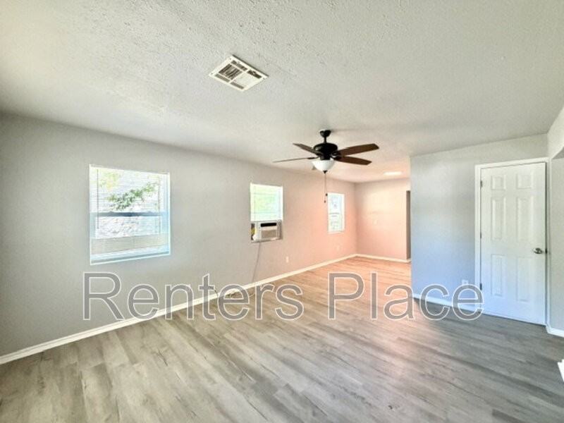 2129 N Quaker Ave - Photo 2 of 16