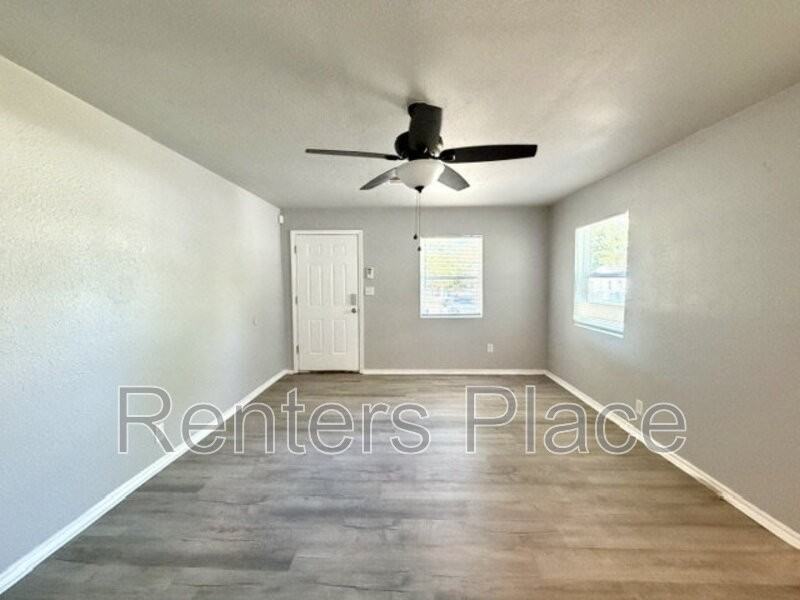 2129 N Quaker Ave - Photo 3 of 16