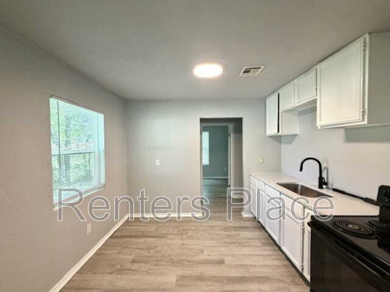 2129 N Quaker Ave - Photo 4 of 16