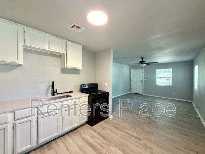 2129 N Quaker Ave - Photo 5 of 16