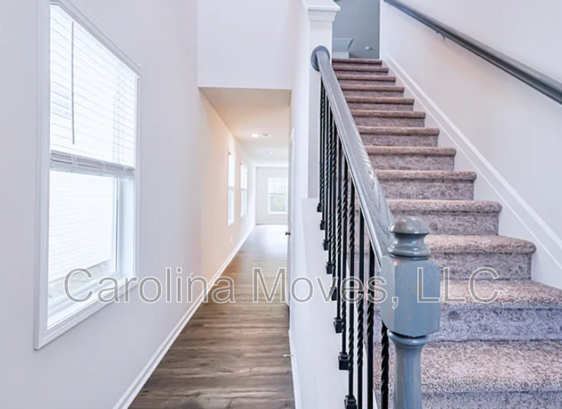 905 Bryden Ln - Photo 2 of 17