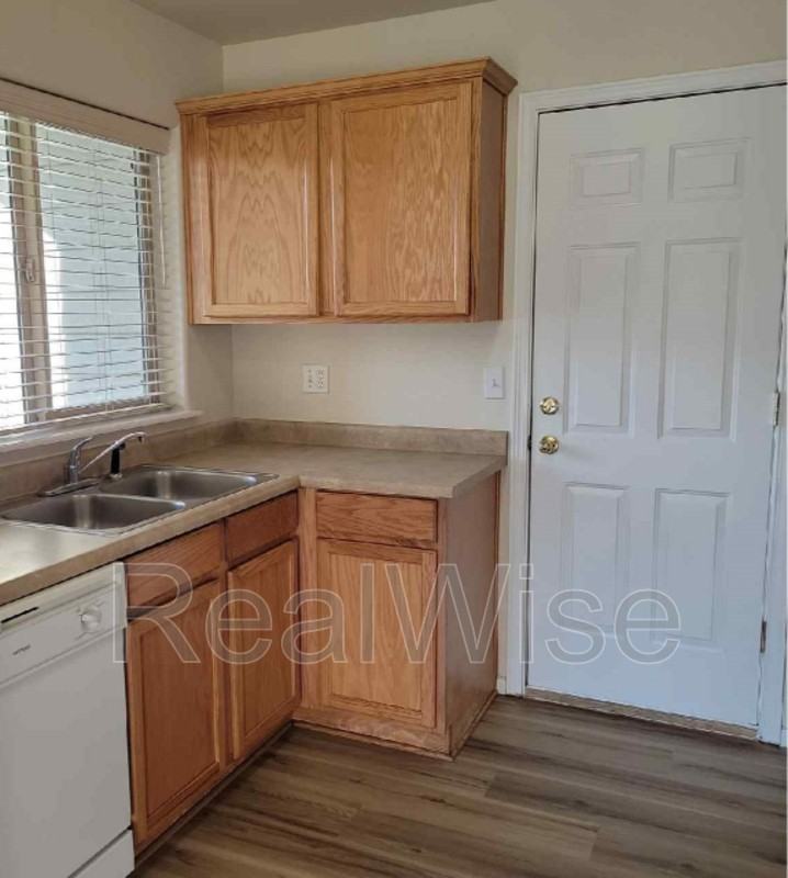 224 Henderson Ln - Photo 5 of 23