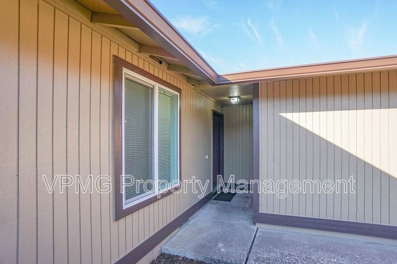 9407 Ne 21st St - Photo 3 of 32