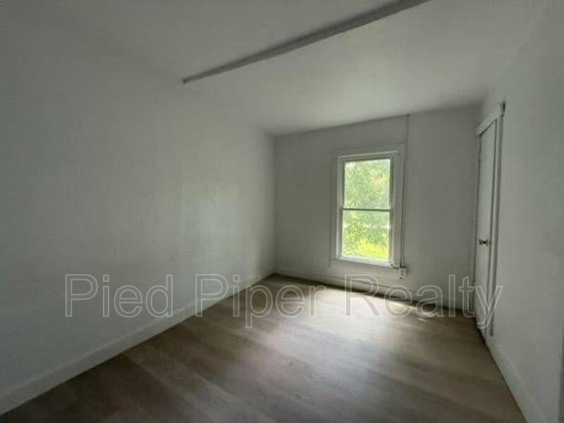 401 E Wyandotte St - Photo 5 of 10
