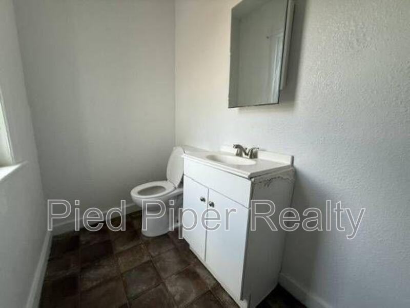 401 E Wyandotte St - Photo 6 of 10