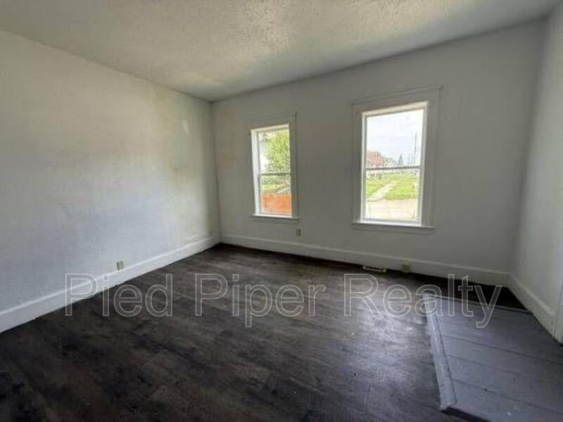 401 E Wyandotte St - Photo 7 of 10