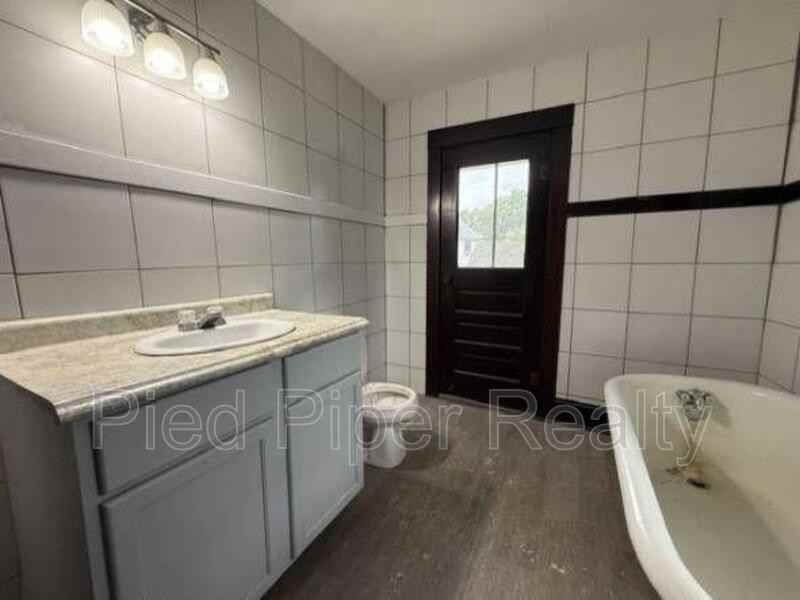 905 S State Ave - Photo 5 of 8