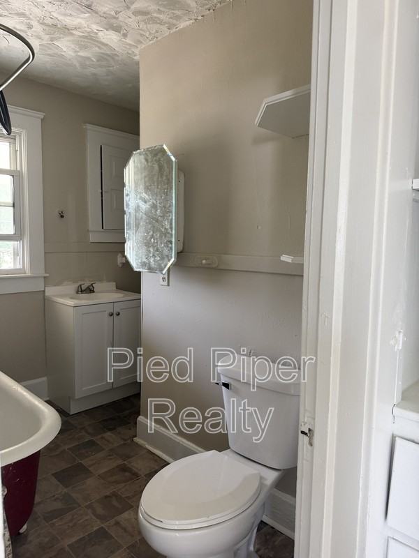 839 S Adams Ave - Photo 7 of 9