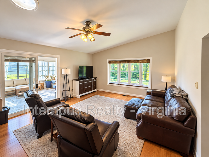 8547 Windhaven Ln - Photo 4 of 15