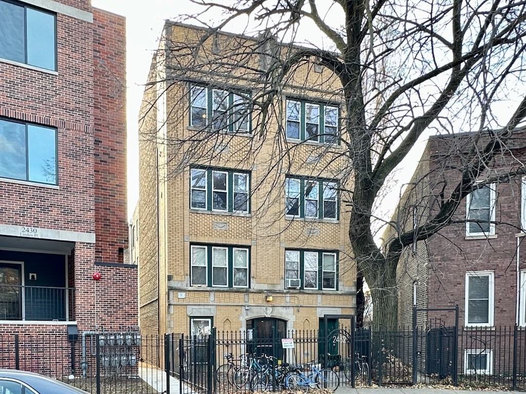 2432 N Linden Pl #208