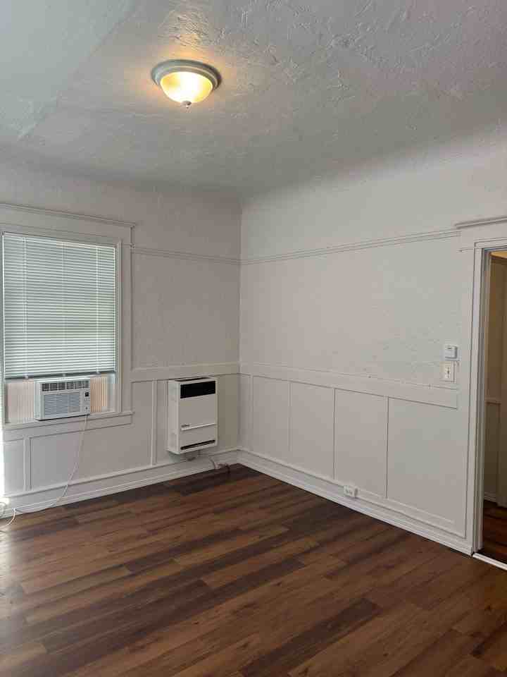 436 E. Oak St - Photo 3 of 11