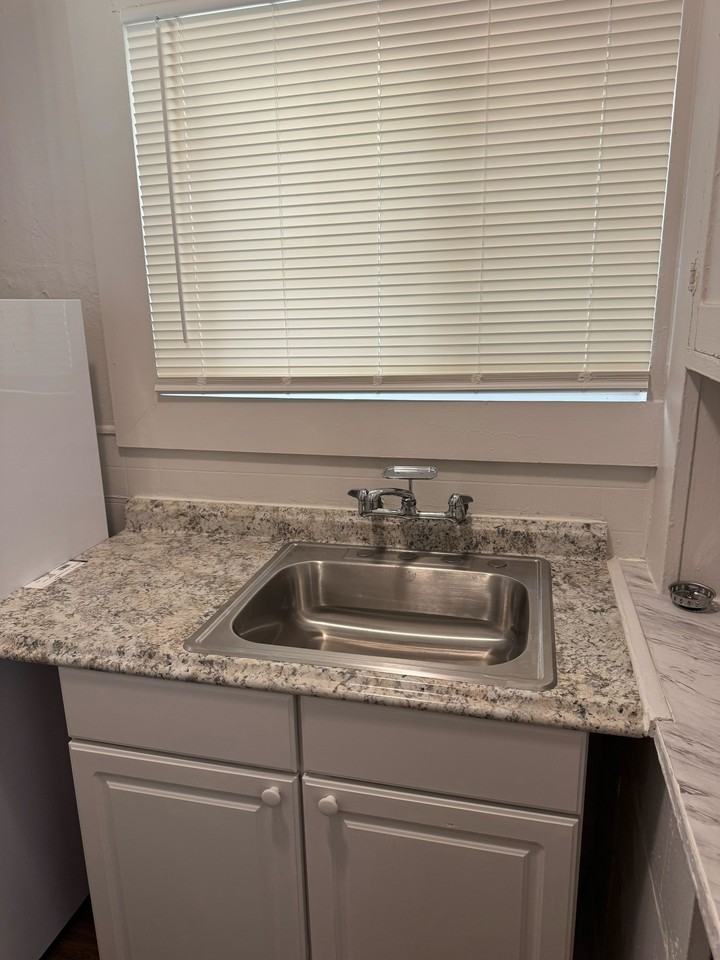 436 E. Oak St - Photo 7 of 11