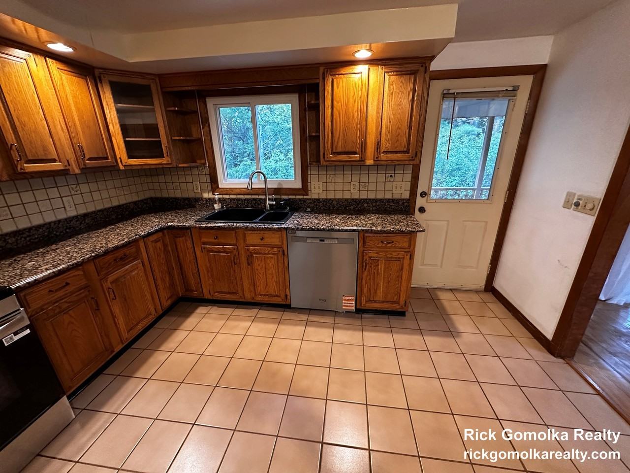 124 Hampton Rd - Photo 4 of 18