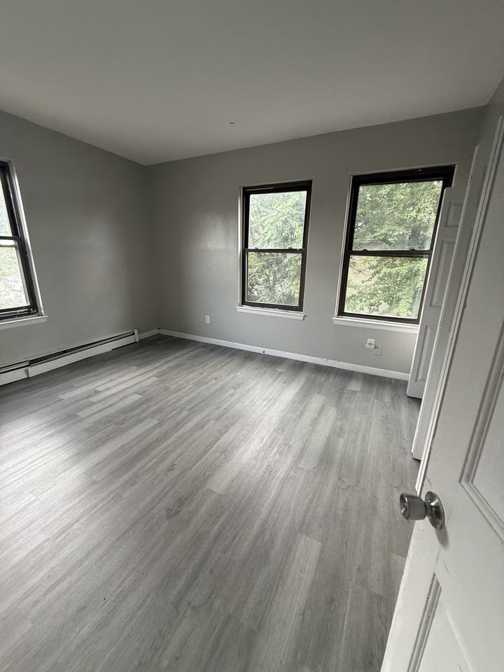 229 Franklin Avenue - Photo 4 of 15