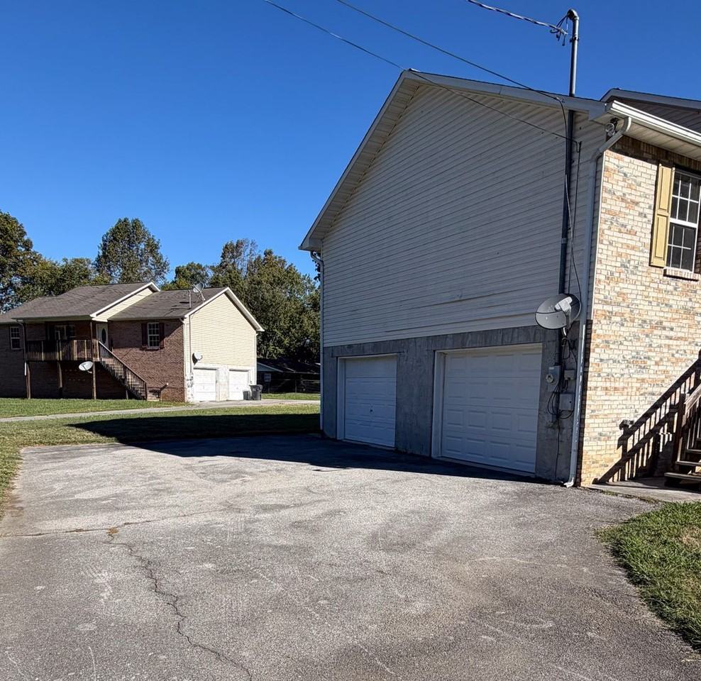 560 Circle Dr Nw - Photo 2 of 16