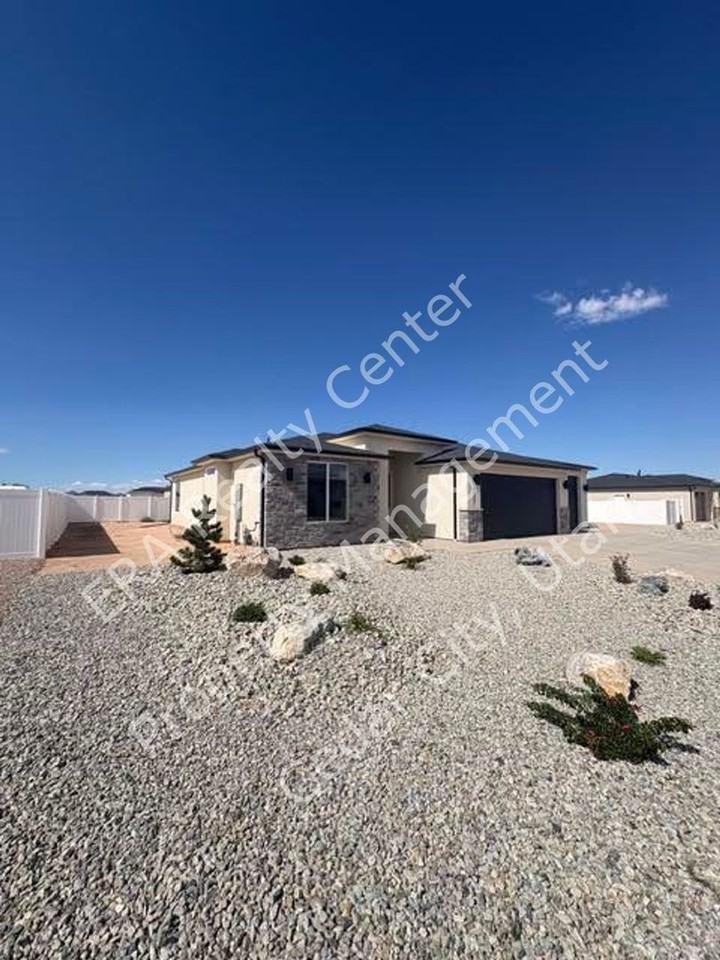 4957 N 970 E - Photo 3 of 19