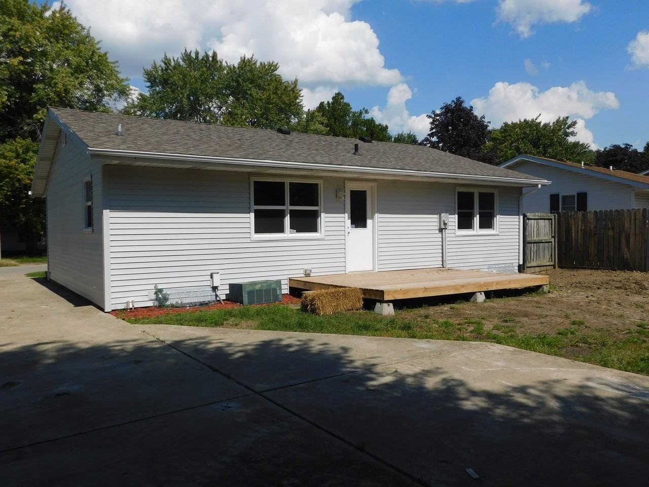 2730 E Black Ave - Photo 2 of 17