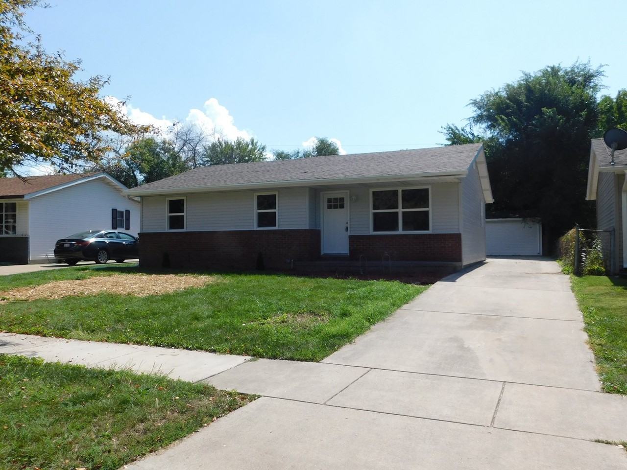 2730 E Black Ave - Photo 3 of 17