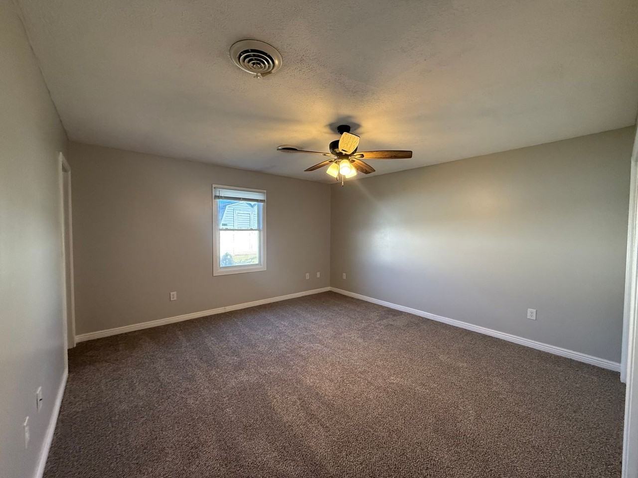 2208 Jennifer Ln - Photo 7 of 24