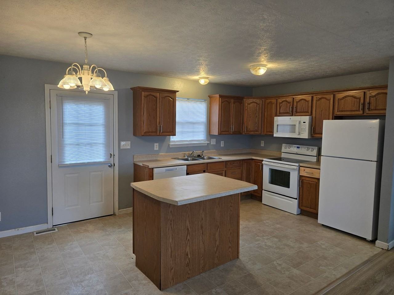 109 Hickory Valley Rd - Photo 4 of 25