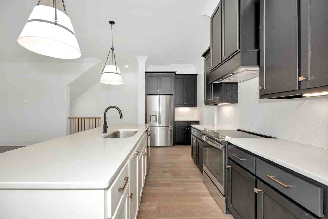 199 Mission St - Photo 3 of 31
