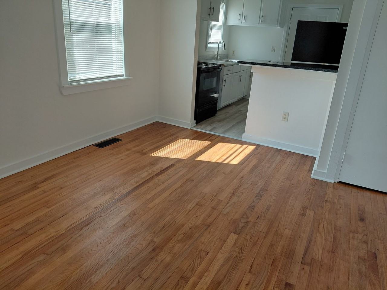 2927 Jefferson St - Photo 2 of 7