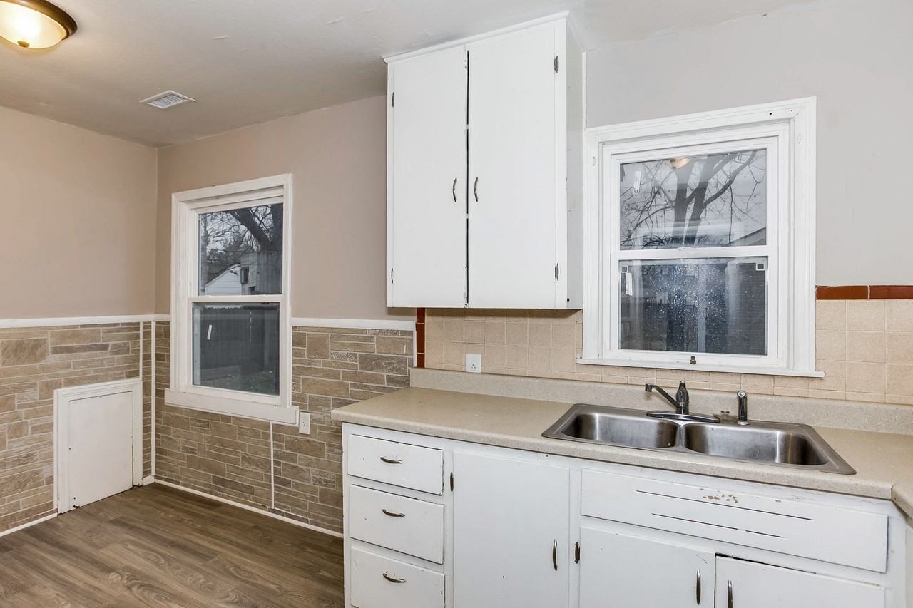331 N Saint Paul St - Photo 2 of 12